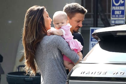 Jeremy Renner y Sonni Pacheco, junto a Ava en 2013, año de su nacimiento