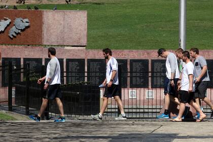 Jeremy Thrush, Sam Whitelock, Brodie Retallick, Sam Cane, Dane Coles y Nathan Harris, en el Monumento a los Caídos en Malvinas