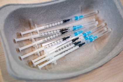 Jeringas con la vacuna contra el nuevo coronavirus de Pfizer-BioNTech se ven en una escuela local, que ha sido transformada en un centro de vacunación, en la remota isla de Endelave en el mar de Kattegat, Dinamarca