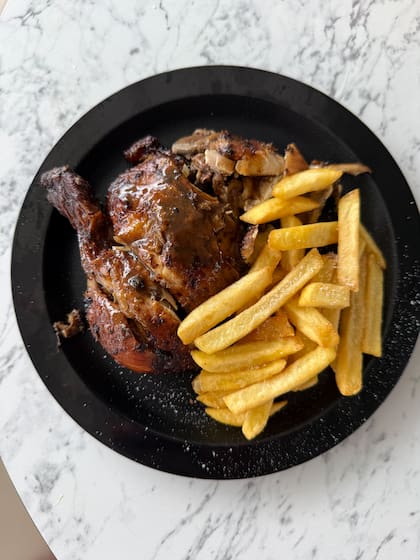 Jerk chicken (marinado en especias), el plato más famoso de la isla