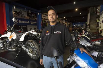 Jermi Zapata (trompeta). Tiene 26 años y lleva dos viviendo en Buenos Aires. Se formó en el Sistema. Trabaja en una concesionaria de motos. A veces toca en el subte para completar su sueldo. “Quiero demostrar que venimos aquí a trabajar, no a causar problemas. Quisiera que este país avance y que no