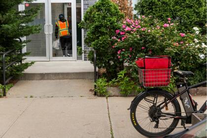 Jerónimo, de 27 años, ha trabajado como repartidor durante una década. Está en el proceso de solicitar su residencia permanente a través de su esposa, que es estadounidense, pero le preocupan los cambios en las políticas migratorias