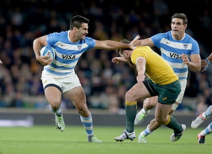 Jerónimo de la Fuente le aplica un hand-off a Bernard Foley, apertura australiano. Fue en el Rugby Championship 2016, la primera vez que los Pumas hicieron de locales en Twickenham