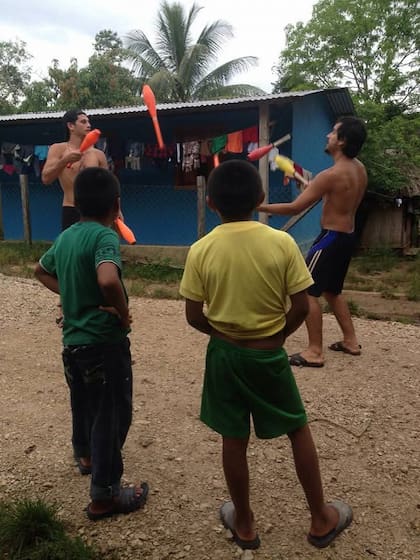 Jerónimo, en plena práctica de malabares junto a su compañero