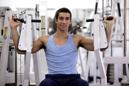 Jernimo Ingani, de 19 aos, usa suplementos dietarios que colaboren en su rutina de ejercicios