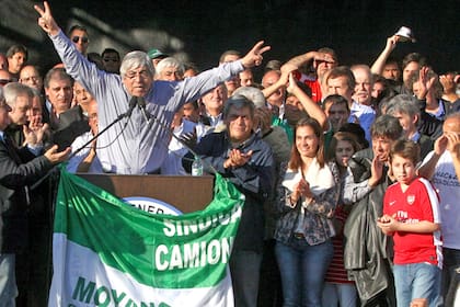 De camiseta de fútbol, en un acto sindical