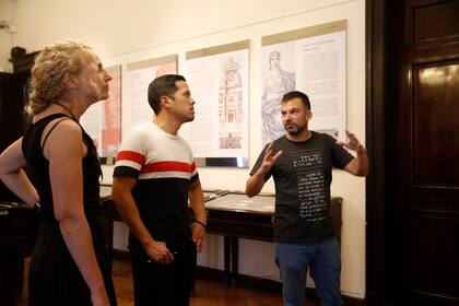 En las visitas al Museo Histórico y Numismático, Ferrer hace un recorrido por las sucesivas quitas y añadiduras de ceros a la moneda argentina