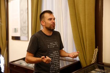 Ferrer se dedica al turismo; cuando no está haciendo tours, maneja alquileres temporarios