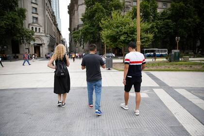 Ferrer, en el centro, guía a sus clientes hacia el Museo Histórico y Numismático del Banco Central