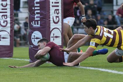 Jerónimo Ulloa consigue contra Santino Ruzzante uno de los seis tries con que Newman terminó doblegando a Belgrano en Benavídez.