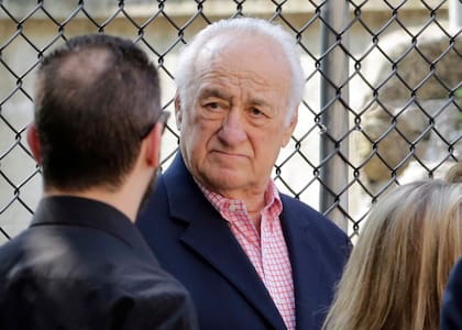 Jerry Adler en 2013 llegando al velatorio de James Gandolfini en la Catedral de San Juan el Divino, en Nueva York
