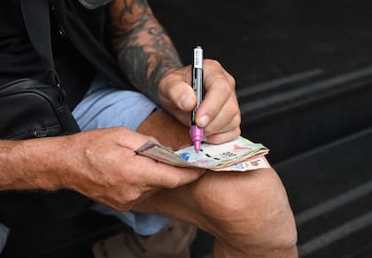 Jerry, el canadiense, firmando el billete; le gusta la gente de la Argentina y su comida