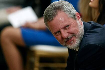 Jerry Falwell (h) es uno de los pastores que respalda al presidente Donald Trump