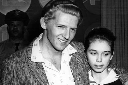 Jerry Lee Lewis y su esposa, Myra Gale Brown, que tenía 13 años al momento de casarse con el astro de rock