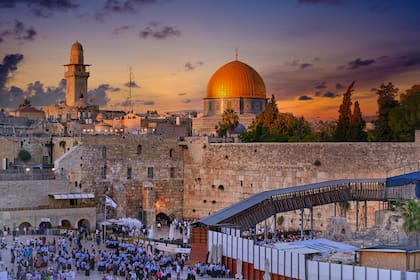 El Muro de los Lamentos y atrás, el Domo de la Roca "el sitio más sagrado de la Tierra" para los judíos, y lugar santo también para el Islam