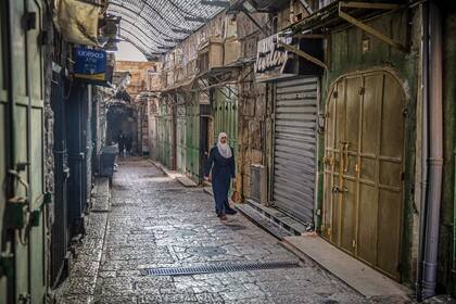 Jerusalém y sus mercados, con las persianas metálicas cerradas.