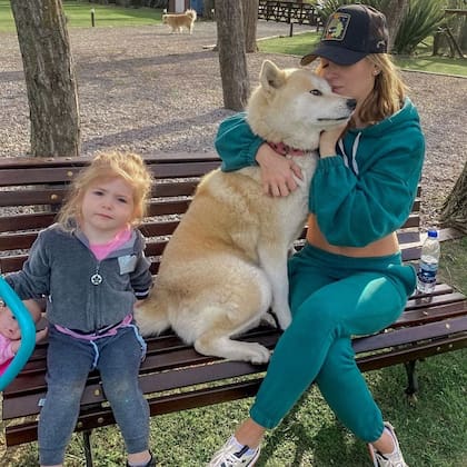 Jésica Cirio junto a su pequeña hija Chloe y algunas de sus mascotas