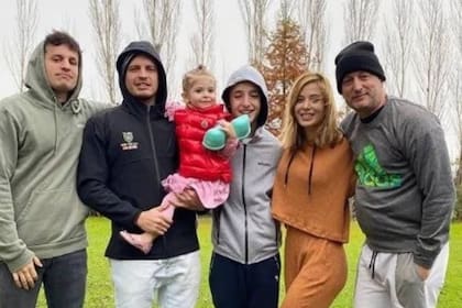 Jésica Cirio y Martín Insaurralde junto a los tres hijos mayores de él y Chloe, la hija en común de la expareja (Foto Instagram)