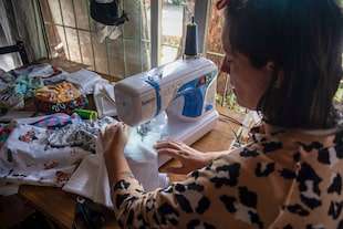 Jésica comenzó a fabricar pañales de tela para reducir gastos y hoy la imitan en cada vez más hogares