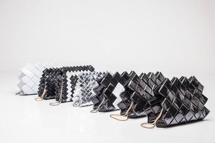 Jesica Pullo creó una línea de carteras fabricada con sachets de leche y envoltorios de golosinas