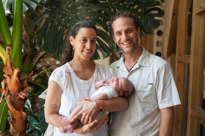 Jesica Trosman, Mauro Baremberg y el pequeño Ronnie, en Caliu Earthship.