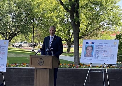 Jess L. Anderson, el comisionado del DPS de Utah, presentó en junio de 2021 las nuevas licencias e identificaciones