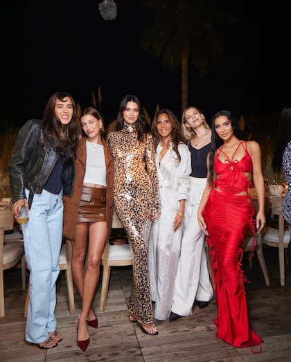 Jesse Jo Stark, Hailey Bieber, Kendall Jenner, Laurie Lynn Stark, Sara Foster y la cumpleañera.