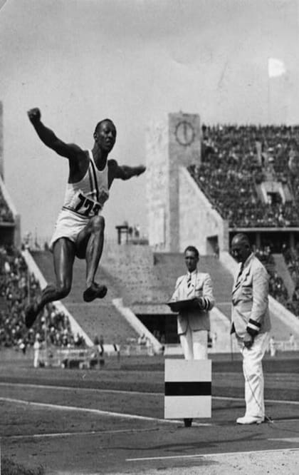 Jesse Owens logró cuatro medallas de oro en los Juegos Olímpicos de Berlín 36 con las zapatillas Dassler