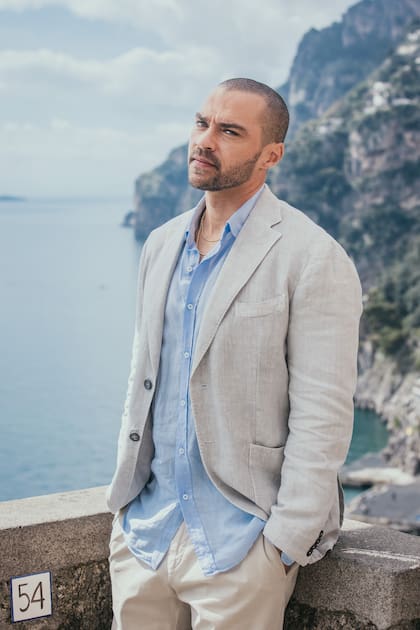 Jesse Williams en Hotel Costiera. La serie fue creada por Francesco Arlanch (Medici) y Elena Bucaccio (Devils), bajo la dirección de Adam Bernstein (Breaking Bad, The Sinner, Fargo) y Giacomo Martelli (Coral)