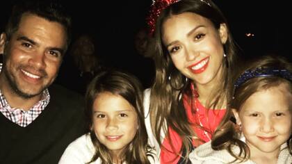 Jessica Alba y Cash Warren junto a sus dos hijas mujeres, Honor y Haven.