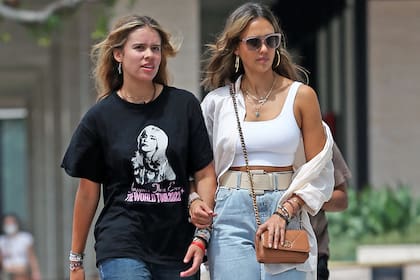 Jessica Alba y su hija Honor recorrieron juntas algunos negocios en Los Ángeles en una salida de compras en familia