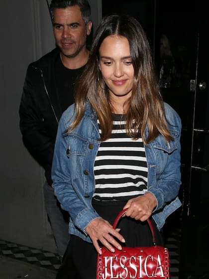 Jessica Alba, a la salida de una cena romántica con su marido Cash Warren, y con una cartera hecha a su medida