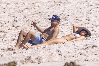 Jessica Alba decidió pasar este año un Día de Acción de Gracias especial y huyó junto a su familia en búsqueda de sol y playa. La actriz viajó a las playas de México junto a su esposo Cash y su hija menor Honor Marie, que sorprendió a todos los curiosos por su innegable parecido con su madre