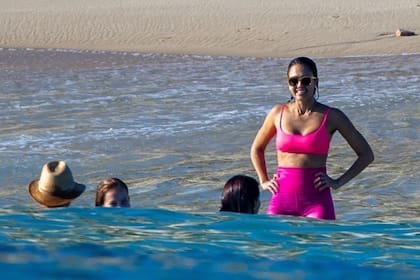 Jessica Alba disfrutó de unas vacaciones en Cabo, México, en donde tomó sol y aprovechó para nadar y jugar con sus hijos