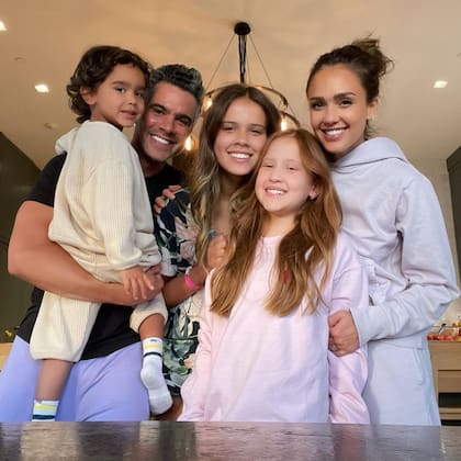 Jessica Alba está en pareja con Cash Garner Warren desde 2008, junto a él son padres de Honor, Heaven y Hayes