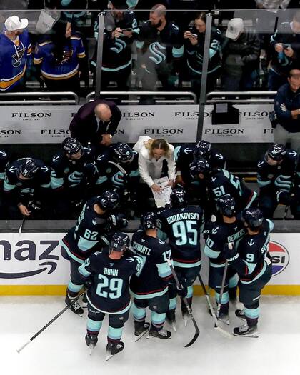 Jessica Campbell es la entrenadora asistente del Seattle Kraken de la Liga Nacional de Hockey