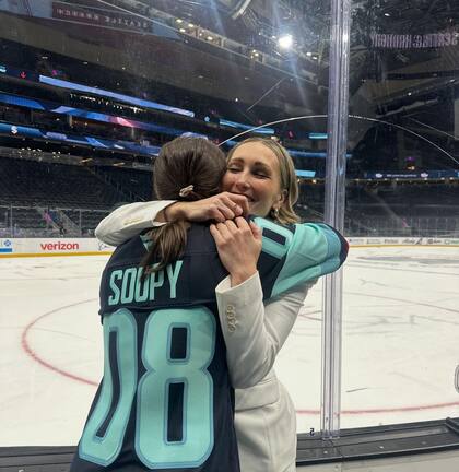 Jessica Campbell es la entrenadora asistente del Seattle Kraken de la Liga Nacional de Hockey