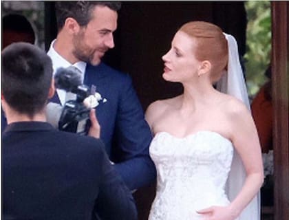 Jessica Chastain contrajo matrimonio con Gian Luca Passi de Preposulo el 10 de junio de 2017 en Treviso, Italia. Lució un elegante vestido de novia de Giorgio Armani, con escote corazón, ajustado a la cintura y lleno de bordados, acompañado de un velo tradicional