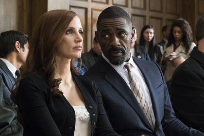 Jessica Chastain e Idris Elba en Apuesta maestra, el debut como director del también guionista Aaron Sorkin