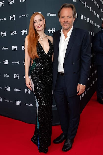 Jessica Chastain junto al actor Peter Sarsgaard, también protagonista de Memory. Mientras él eligió la formalidad de un traje sin corbata, ella brilló con un vestido negro que combinó recortes en verde, plateado, turquesa y azul