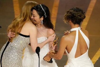 Jessica Chastain y Halle Berry junto a la ganadora de la noche: Michelle Yeoh