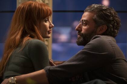 Jessica Chastain y Oscar Isaac interpretan a un matrimonio en crisis en la miniserie Secretos de un matrimonio (HBO Max).