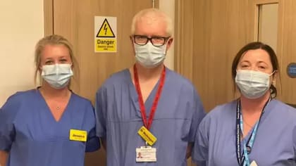 Jessica Gregory, Larry Mulleague, y Maria Carroll trataron a Ehtash en el hospital St Helier.