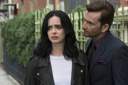 Jessica Jones (Krysten Ritter) junto a Killgrave (Tennant), su gran enemigo