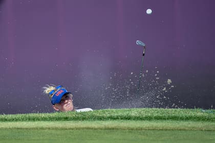 Jessica Korda de EE. UU. Juega un tiro desde el búnker en el hoyo 18 en la ronda 1 del juego 