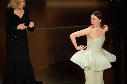 Jessica Lange, izquierda, y Emma Stone aparecen durante los Oscar el domingo 10 de marzo de 2024 en el Dolby Theatre de Los Ángeles