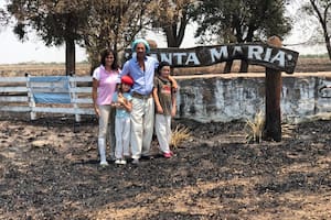 Jessica Prada y Víctor Rey junto a sus dos hijos en la entrada del campo quemado el viernes pasado