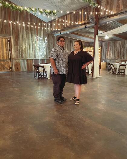 Jessica Safavimehr junto a su esposo "JJ", con quien cambió de vida, dejó Nueva York, y se lanzó a la ruta en una casa rodante