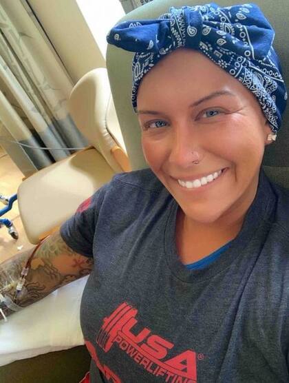 Jessica Smith publicó fotos con el pelo rapado y con pañuelos