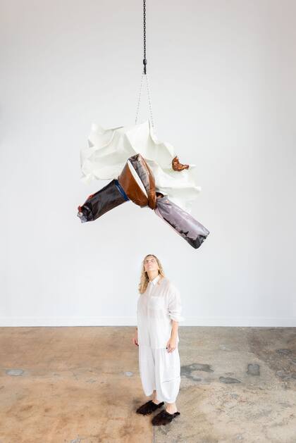 Jessica Trosman con una de las esculturas que conforman la muestra Sense of Self en la galería Tomás Redrado